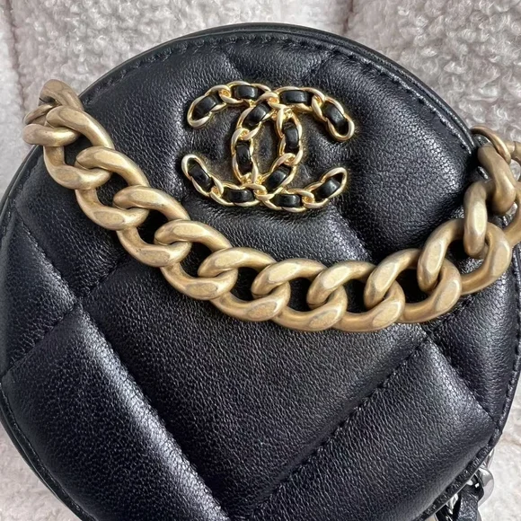 SOLD✅CHANEL Black and Gold Mini Quilted Bag - Picture 2 of 8